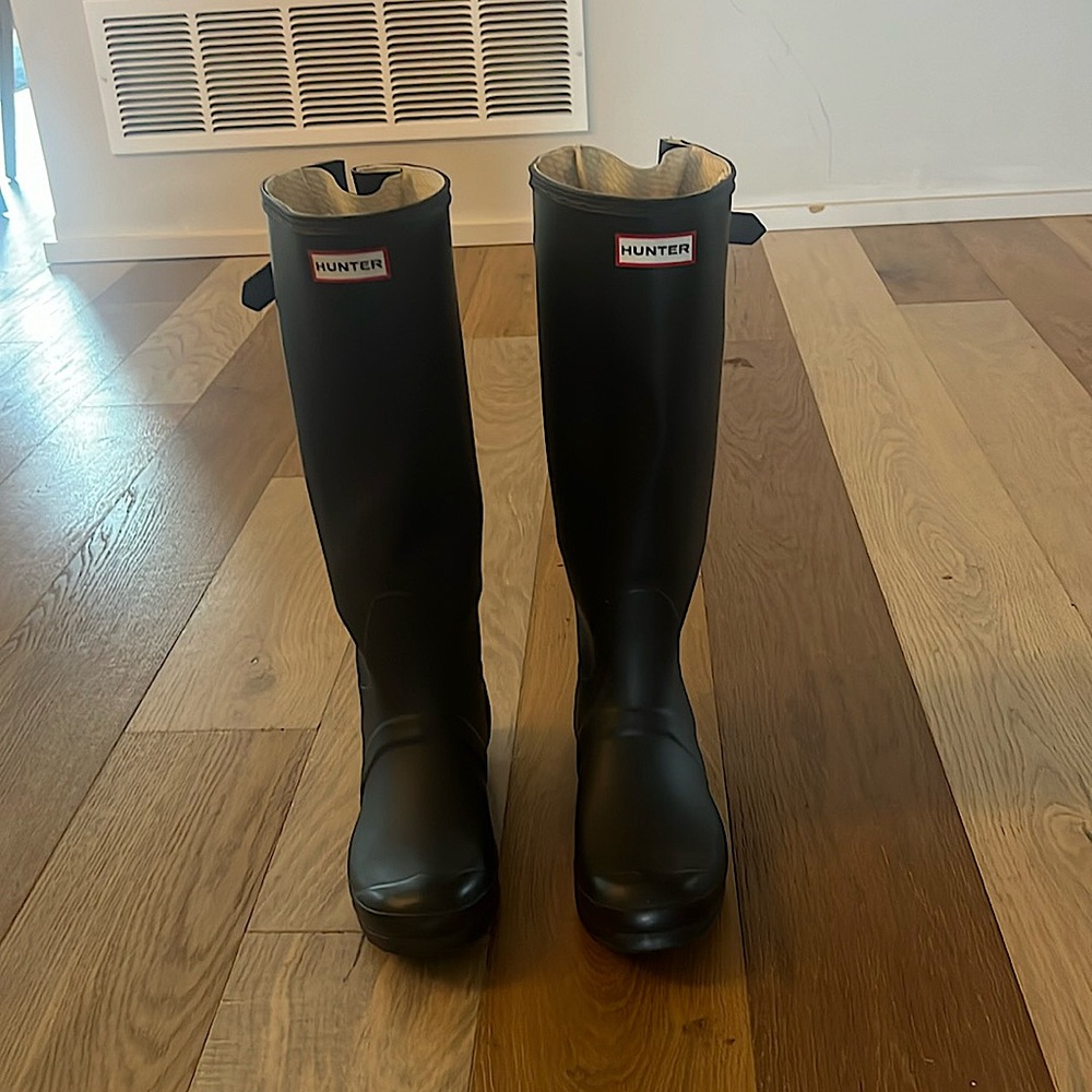 Excellent condition pre-owned Hunter boots! Super cute! True to size